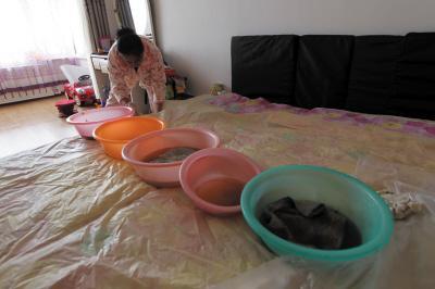 翁源楼上漏水，住户失联，小区没物管，业主维权难！律师来支招……
